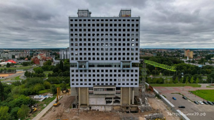 Экскаваторы и техника уже заехали: Дом Советов в Калининграде начинают сносить